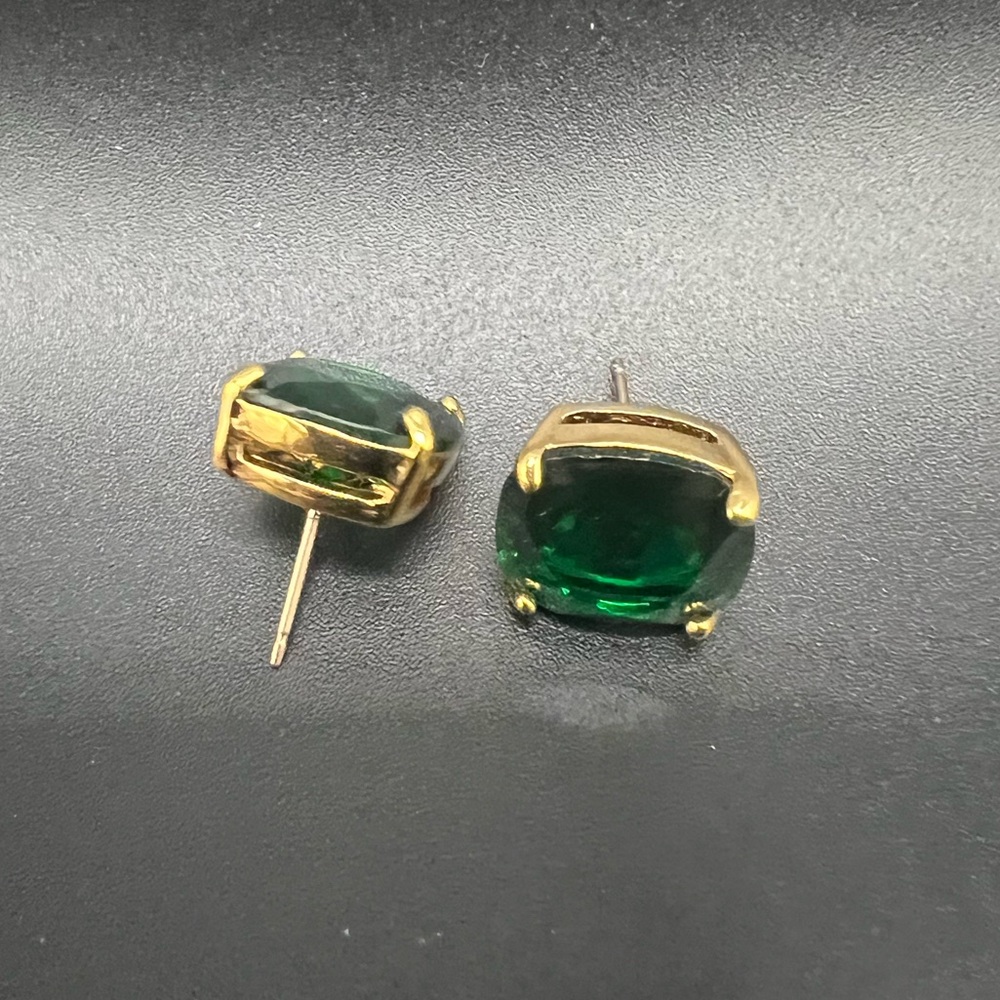 Elegant Green and Gold Tone Stud Earrings - Picture 2 of 3